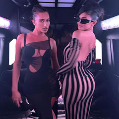 Nostalgisches, asymmetrisches Bandage-Maxikleid mit Ausschnitten, gerüschtem transparentem Netzstoff und hohem Schlitz