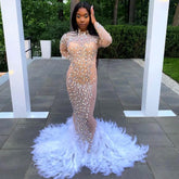 Opulentes Maxikleid mit Fischschwanz und Stehkragen aus transparentem Netzstoff mit Kunstfederbesatz