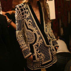 Opulenter, perlenbesetzter, einreihiger, kragenloser Longblazer mit V-Ausschnitt – Gold