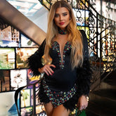 Opulentes Minikleid mit Strasssteinen, hohem Halsausschnitt, gepolsterten Ärmeln, transparentem Netzstoff und Federbesatz