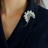 Opulente rhodinierte Zirkonia-Brosche mit Süßwasserperlen