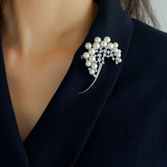 Opulento broche con ramo de perlas de agua dulce y circonita cúbica bañada en rodio