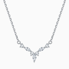 Ruhiges Schmuckset aus Sterlingsilber mit Zirkonia-Halo-Cluster in V-Form