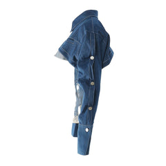 Rebellious – Kurze Jeansjacke mit spitzem Kragen, gewellten Ärmeln und Knopfleiste vorne