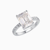 Anillo de media eternidad con moissanita de corte esmeralda y plata de ley rodiada