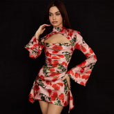 Vestido mini plisado con cuello alto, mangas acampanadas y aberturas en forma de rosa - Rojo