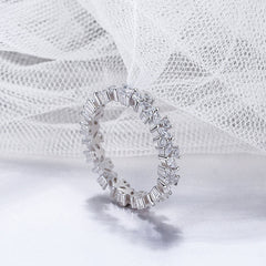 Eternity-Bandring aus rhodiniertem Sterlingsilber mit Blütenblatt-Zirkonia