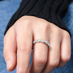 Eternity-Bandring aus rhodiniertem Sterlingsilber mit Blütenblatt-Zirkonia
