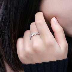 Eternity-Bandring aus rhodiniertem Sterlingsilber mit Blütenblatt-Zirkonia