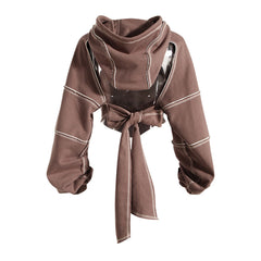 Sudadera corta con capucha, cordón ajustable, costuras en contraste y aberturas atrevidas