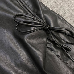 Minifalda sexy de piel sintética ajustada con abertura lateral y cordón fruncido - Negra