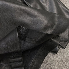 Minifalda sexy de piel sintética ajustada con abertura lateral y cordón fruncido - Negra