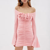 Minivestido de fiesta sexy con hombros descubiertos, mangas acampanadas y fruncido con detalle de roseta