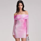 Minivestido de fiesta ajustado con hombros descubiertos, malla con cristales y fruncido en degradado brillante