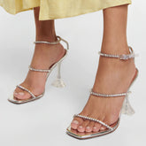Sandalias de tacón Martini de PVC transparente con punta cuadrada y tira de cristal brillante en el tobillo - Plateadas