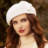 Boina de mezcla de lana suave de color puro con detalle fruncido y acento brillante