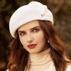 Boina de mezcla de lana suave de color puro con detalle fruncido y acento brillante