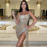 Vestido de fiesta mini ajustado con escote en forma de corazón, detalle de borlas y cadena de cristales brillantes