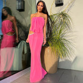 Vestido de noche largo sin tirantes, plisado, con abertura en la espalda y cintura recortada con cristales brillantes