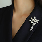 Funkelnde rhodinierte Süßwasserperlen-Bouquet-Brosche mit Zirkonia