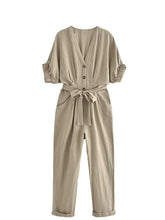 Treten Sie ein ins Jahr 2023: Eleganter, einfarbiger, schmaler, langer Jumpsuit.