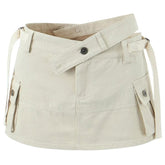 Minifalda estilo callejero asimétrica con tiras, bolsillos cargo y tachuelas en color liso