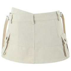 Minifalda estilo callejero asimétrica con tiras, bolsillos cargo y tachuelas en color liso