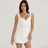 Minivestido veraniego de corte A con escote en V, tirantes finos y festoneados