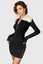 Kurzes Strickkleid mit Pelzkragen - Schwarz
