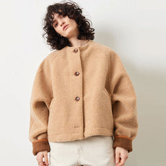 Abrigo de peluche moderno de manga larga con bolsillos laterales y botonadura sencilla - Camel