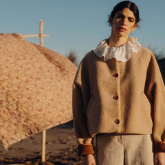 Abrigo de peluche moderno de manga larga con bolsillos laterales y botonadura sencilla - Camel