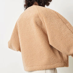 Abrigo de peluche moderno de manga larga con bolsillos laterales y botonadura sencilla - Camel