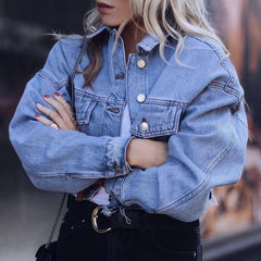 Chaqueta vaquera corta de manga larga con ribete sin rematar y botonadura sencilla - Azul