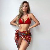 Traje de baño brasileño de tres piezas con tiras triangulares y pareo tropical