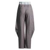 Pantalones cónicos plisados con paneles de mezclilla deconstruidos y contraste único