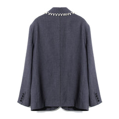 Blazer de botonadura sencilla con cuello de solapa, ribete sin rematar y detalle de alfiler único adornado con perlas