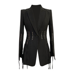 Blazer de botonadura sencilla con cuello de solapa, mangas con abertura y cordones con ojales plateados únicos