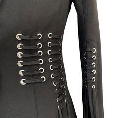 Blazer de botonadura sencilla con cuello de solapa, mangas con abertura y cordones con ojales plateados únicos