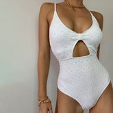 Traje de baño brasileño de una pieza con escote en V profundo y abertura en forma de ojo de cerradura con textura única de rombos