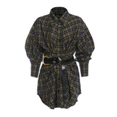 Camisa victoriana a cuadros larga con cinturón, hombros caídos y cuello abotonado