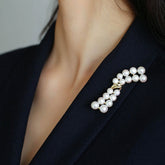 Broche de rama de perla de agua dulce lustrosa bañado en oro de 18 quilates con fantasía victoriana