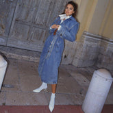 Gabardina vaquera vintage con cuello abotonado, cinturón y doble botonadura con efecto desgastado