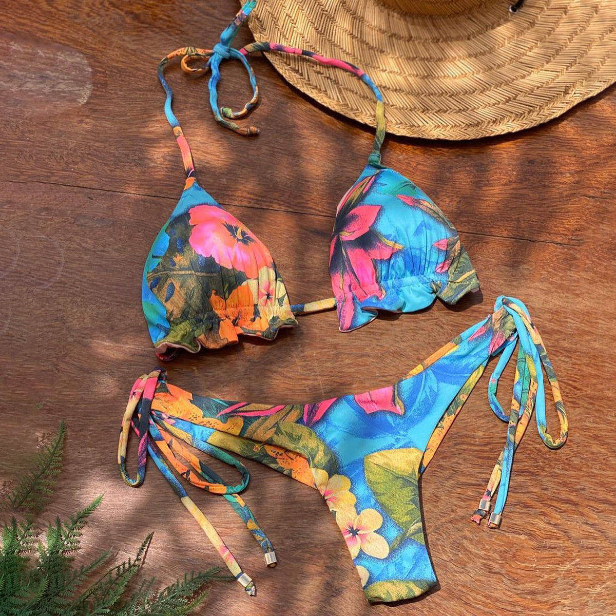 Bikini bohemio con cuello halter y estampado floral 