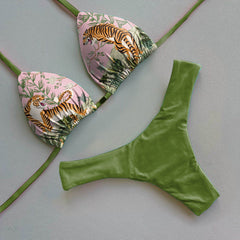 Conjunto de bikini con contraste de colores y estampado de tendencia