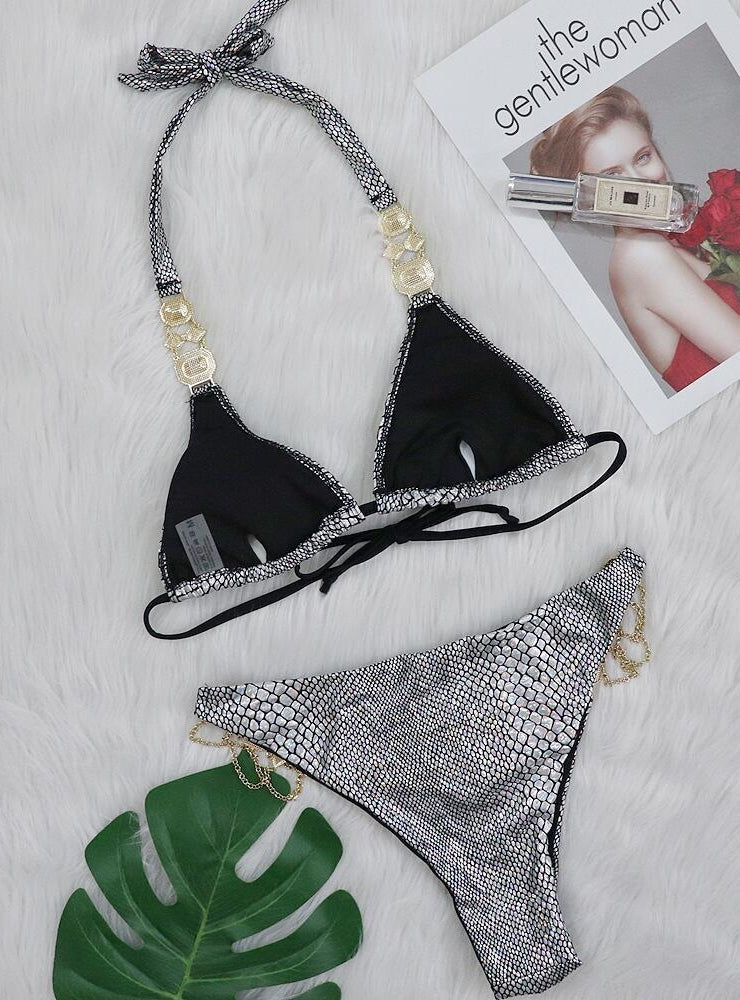 Bikini con tiras de serpiente doradas y cadena de diamantes de cristal