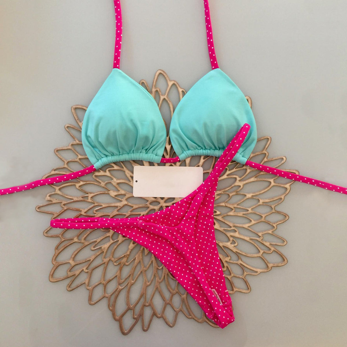 Bikini de lunares con tirantes divididos