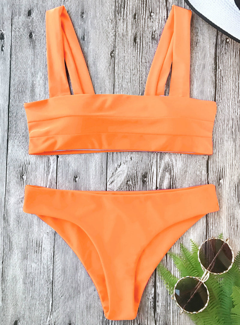 Nuevo conjunto de bikini bandeau con relleno y tirantes anchos