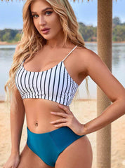 Gestreifter Strandbikini mit hoher Taille und Schlitz