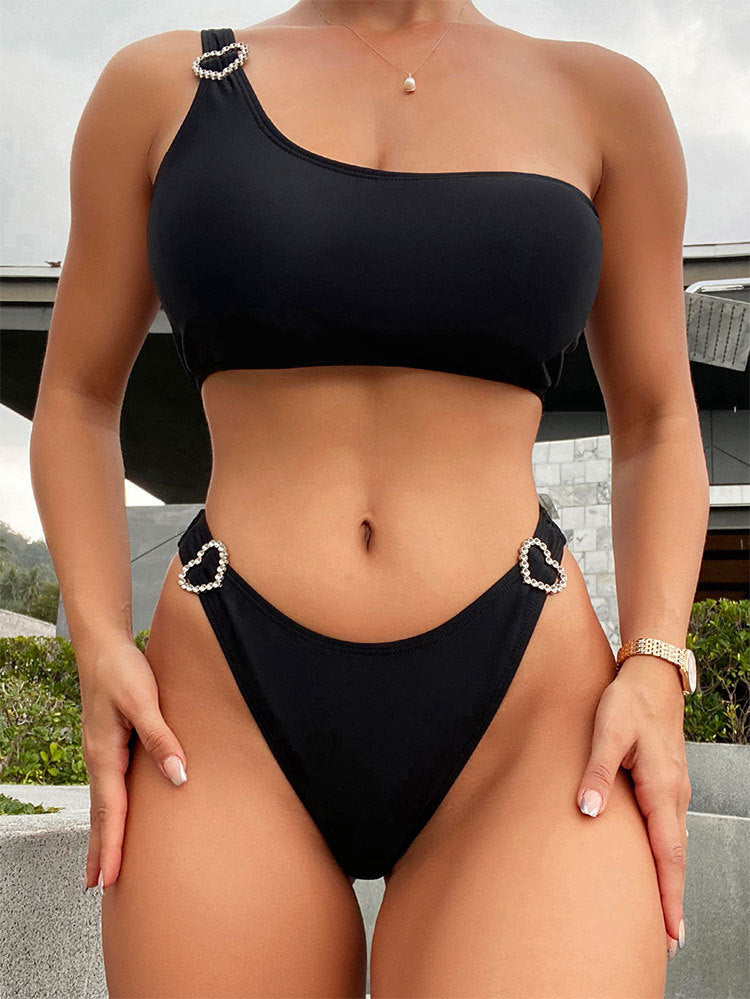 Bikini negro con un hombro descubierto