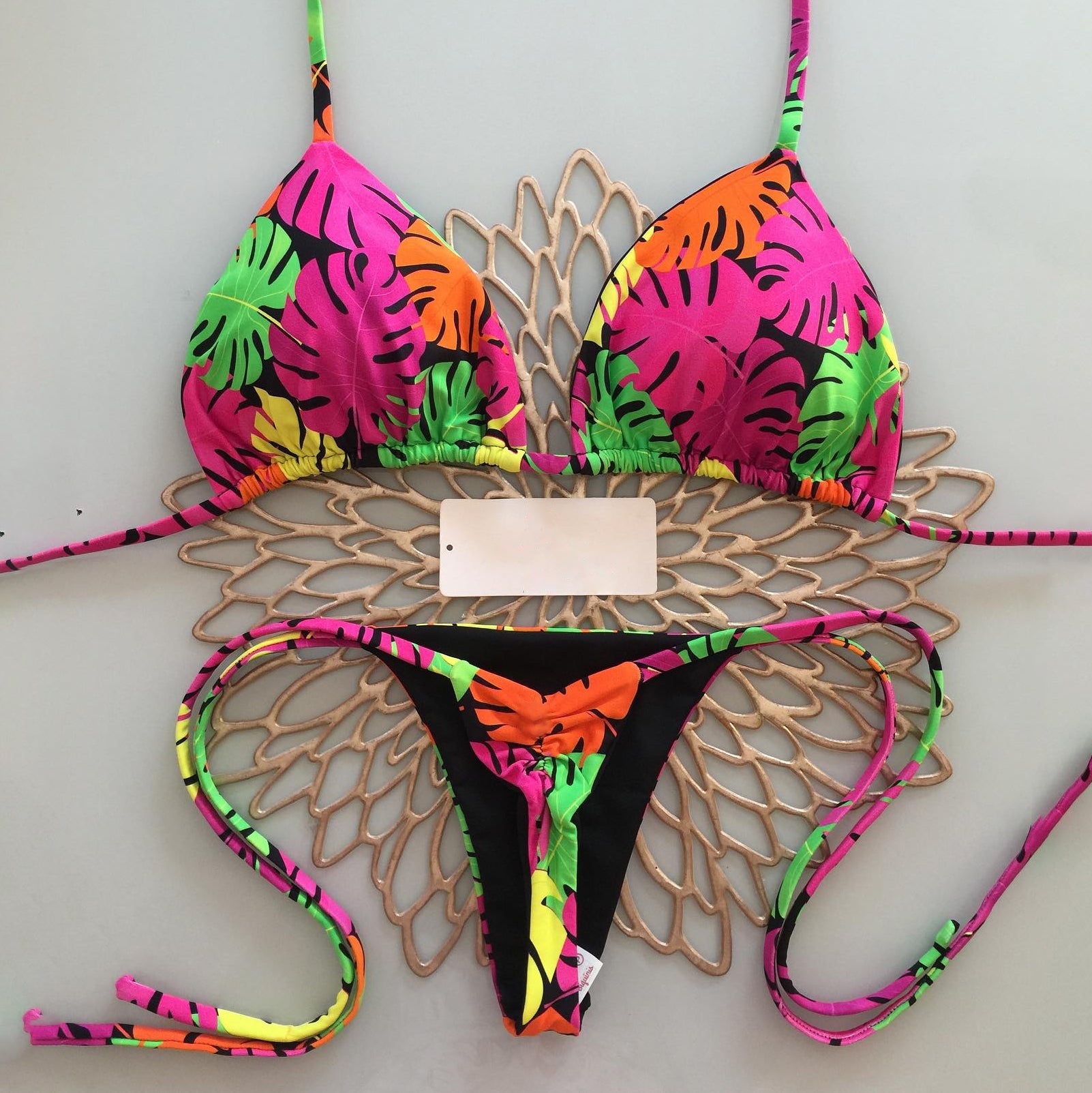 Elegante bikini floral estilo resort 